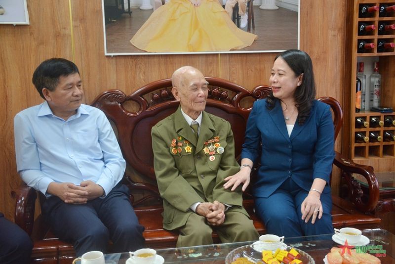 Quyền Chủ tịch nước Võ Thị Ánh Xuân trò chuyện với chiến sĩ Điện Biên Nguyễn Viết Điểm.