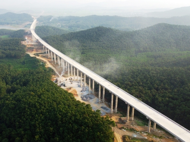 Cầu cạn Thần Vũ 2 - một trong 5 cây cầu cạn vượt núi và hồ đập đang hoàn tất những công đoạn cuối cùng.