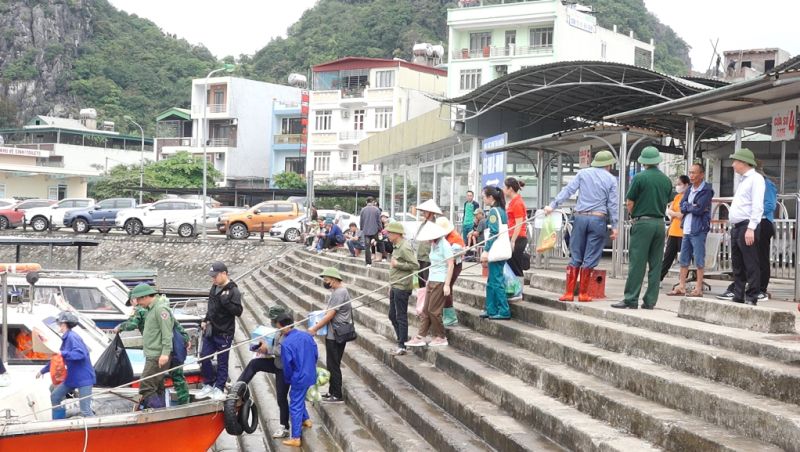 Huyện Vân Đồn ra quân thực hiện “Ngày Chủ nhật xanh”