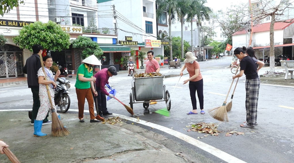 Đông đảo người dân tham gia dọn vệ sinh môi trường tại các thôn, khu trên địa bàn huyện.