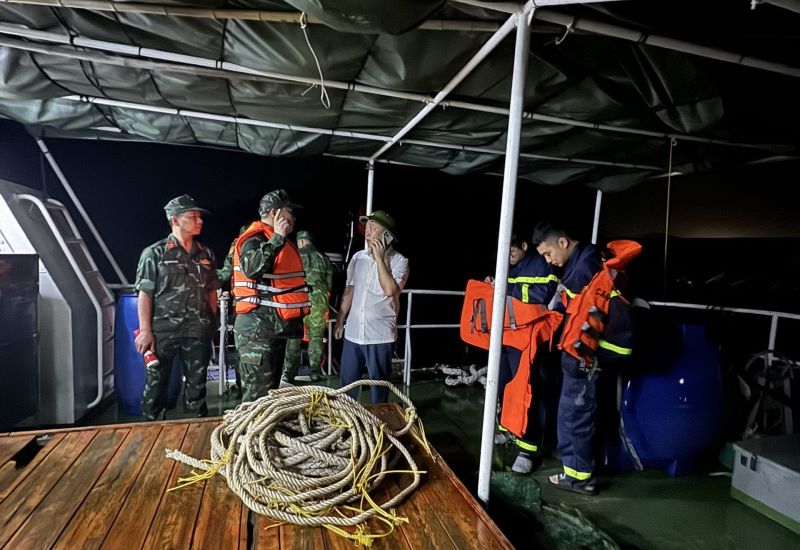 Lực lượng chức năng triển khai công tác tìm kiếm, cứu nạn các ngư dân gặp nạn.