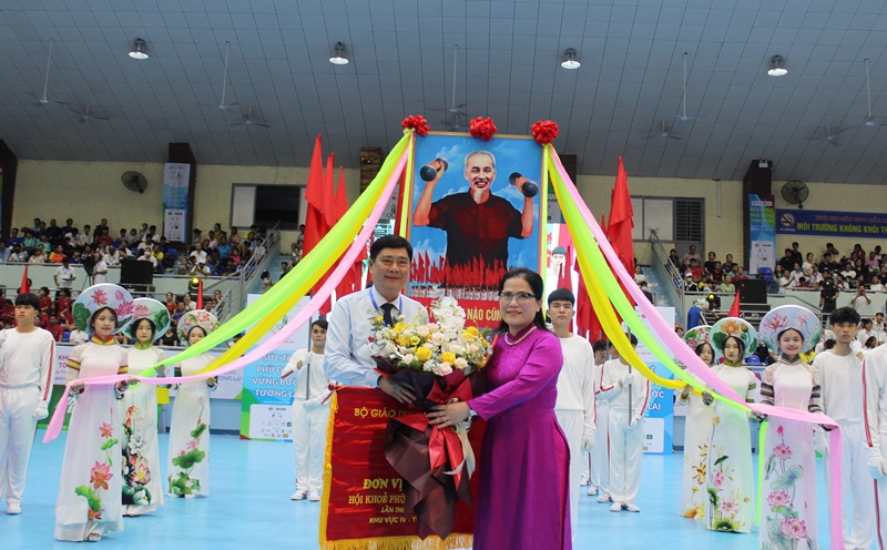 Bà Nguyễn Thị Kim Chi, Thứ trưởng Bộ GD-ĐT trao cờ và tặng hoa cho tỉnh Đắc Lắk, đơn vị đăng cai tổ chức