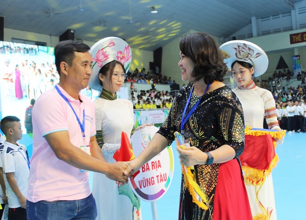 Bà H`Yim Kđoh, tặng hoa, cờ lưu niệm cho các Đoàn vận động viên