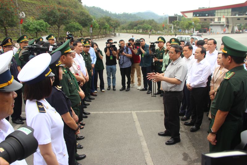 Thủ tướng Chính phủ Phạm Minh Chính thăm hỏi, động viên các lực lượng chức năng làm việc tại Cửa khẩu Quốc tế Hữu Nghị, tỉnh Lạng Sơn