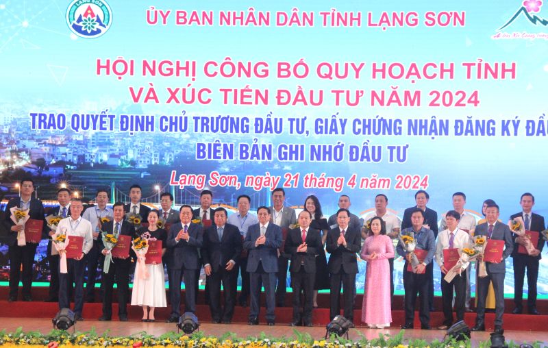 Thủ tướng Chính phủ Phạm Minh Chính cùng lãnh đạo tỉnh Lạng Sơn trao chủ trương đầu tư, biên bản ghi nhớ đầu tư cho các doanh nghiệp tại hội nghị