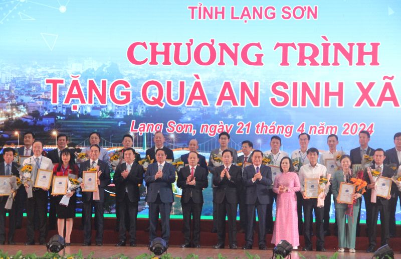 Thủ tướng Phạm Minh Chính cùng lãnh đạo tỉnh Lạng Sơn trao giấy chứng nhận, tặng hoa cho các đơn vị, doanh nghiệp hỗ trợ, ủng hộ tỉnh Lạng Sơn xóa nhà tạm, nhà dột nát tại chương trình