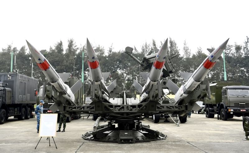 Các phương tiện chiến đấu, giải pháp công nghệ, vũ khí trưng bày tại không gian ngoài trời - Ảnh: VGP/Nhật Nam
