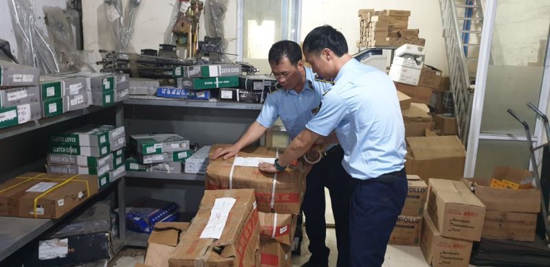 Lực lượng quản lý thị trường Lạng Sơn kiểm tra hàng hóa