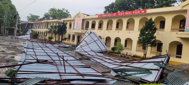 Trường THCS Cao Bình (Cao Bằng) dông lốc làm sập hoàn toàn mái các phòng học.