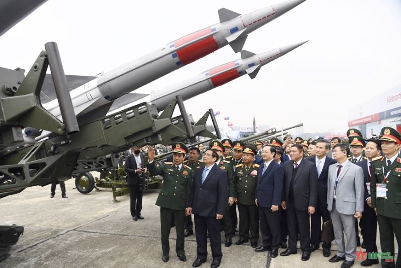 Thủ tướng Phạm Minh Chính và các đại biểu tham quan các khu trưng bày vũ khí ngoài trời