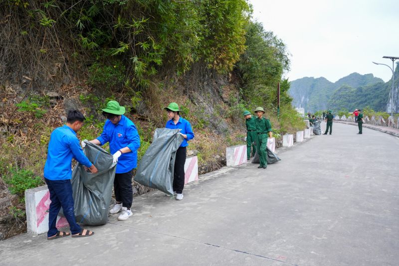 Dọn rác thải tại tuyến đường dẫn vào trung tâm xã Việt Hải.