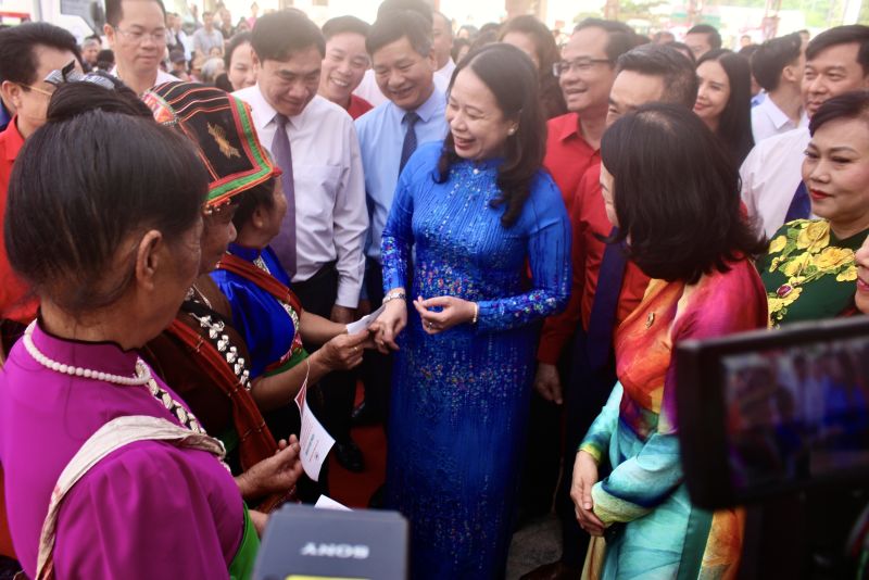 Quyền Chủ tịch nước Võ Thị Ánh Xuân thăm hỏi, động viên bà con đồng bào dân tộc tham gia phiên chợ Nhân đạo. (Ảnh: Thu Hằng)