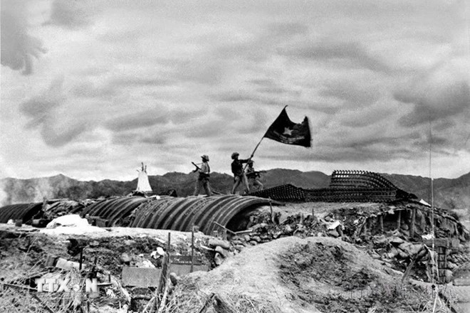 Ngày 7/5/1954, toàn bộ Tập đoàn cứ điểm của địch ở Điện Biên Phủ đã bị tiêu diệt. Lá cờ 'Quyết chiến, Quyết thắng' của Quân đội Nhân dân Việt Nam tung bay trên nóc hầm tướng De Castries, kết thúc cuộc kháng chiến chống Pháp oanh liệt đầy hy sinh, gian khổ kéo dài suốt 9 năm. (Nguồn: TTXVN)