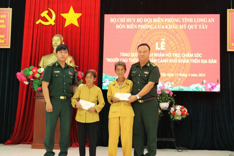 Đồn Biên phòng cửa khẩu Mỹ Quý Tây trao quyết định nhận hỗ trợ, chăm sóc cho bà Phan Thị Đặc và bà Huỳnh Thị Non