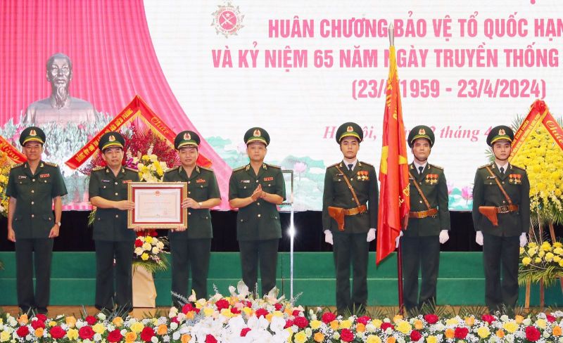 Trung tướng Nguyễn Anh Tuấn - Chính ủy Bộ đội Biên phòng trao Huân chương Bảo vệ Tổ quốc hạng Nhất cho Cục Chính trị BĐBP