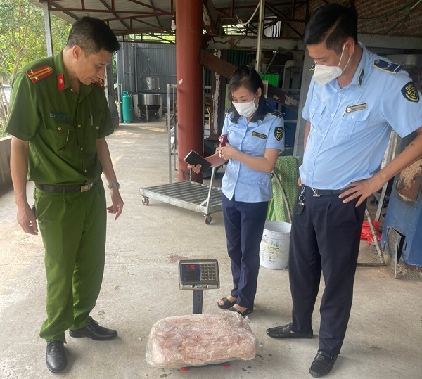 Lực lượng chức năng tỉnh Lào Cai tiến hành cân, kiểm tra lô hàng