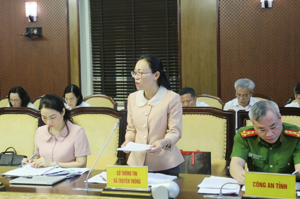 Bà Lê Ngọc Hân, Giám đốc Sở Thông tin và Truyền thông báo cáo tại hội nghị.