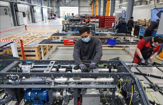 Công nhân làm việc tại nhà máy ở Herten, Đức - Ảnh AFP/TTXVN