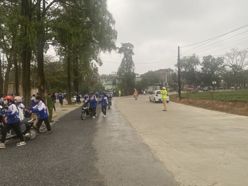 Lực lượng Công an tham gia điều tiết, hướng dẫn giao thông cho các em học sinh trước cổng trường học vào các khung giờ vào học và tan học