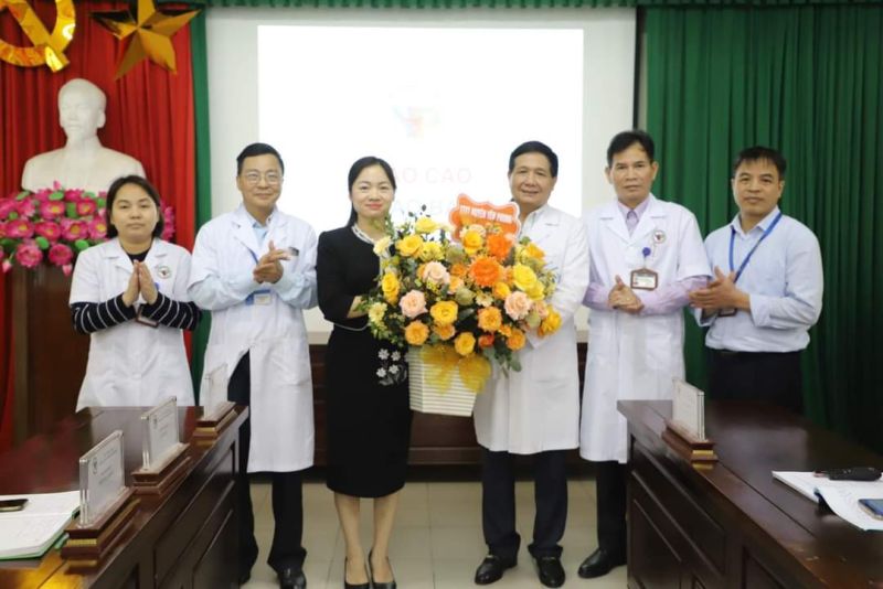Bác sĩ Nguyễn Thị Thùy Dương, Giám đốc Trung tâm Y tế huyện Yên Phong tặng hoa PGS.TS Mai Xuân Hiền.