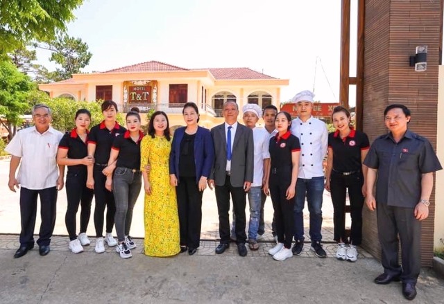 Khách sạn, nhà hàng T&T vinh dự được đón tiếp Nguyên Chủ tịch Quốc Hội Nguyễn Thị Kim Ngân, ghé nghỉ chân và chụp hình lưu niệm