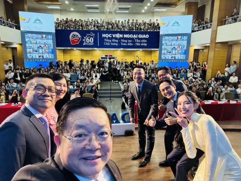 Tổng thư ký ASEAN Kao Kim Hourn chụp ảnh selfie cùng các đại biểu tham dự. (Ảnh: Nguyễn Hồng)