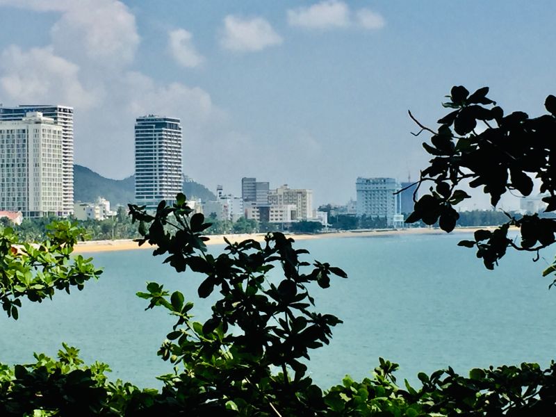 Từ lâu, Quy Nhơn – Bình Định từng nổi tiếng là “Thiên đường biển”. Trong ảnh: Một góc phố biển Quy Nhơn nhìn từ bãi tắm Hoàng Hậu. Ảnh: Viết Hiền
