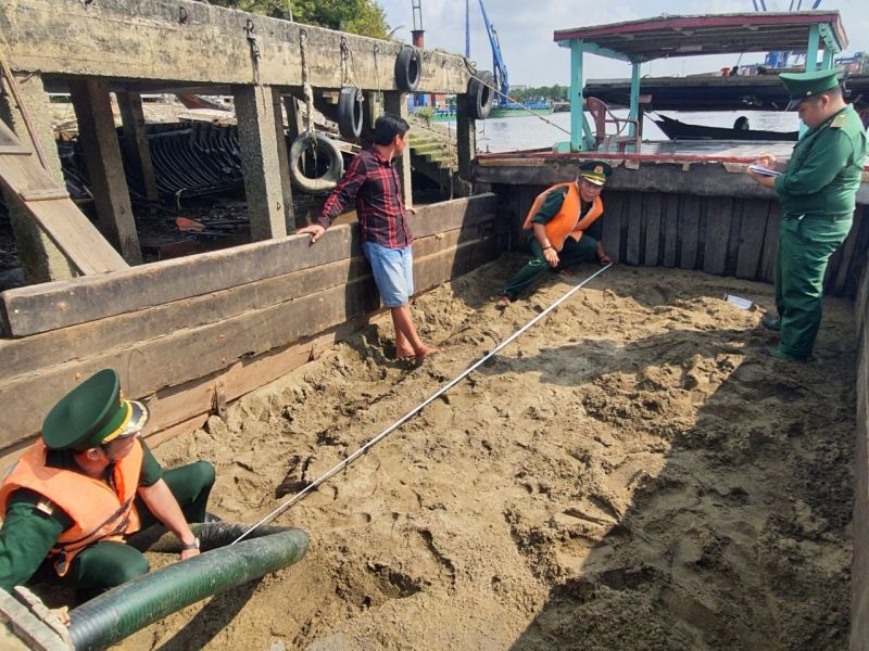 Biên phòng TP. Hồ Chí Minh bắt giữ phương tiện vận chuyển cát trái phép