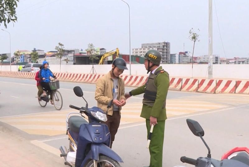 Công an huyện Yên Phong kiểm tra xử lý các vi phạm trật tự an toàn giao thông.