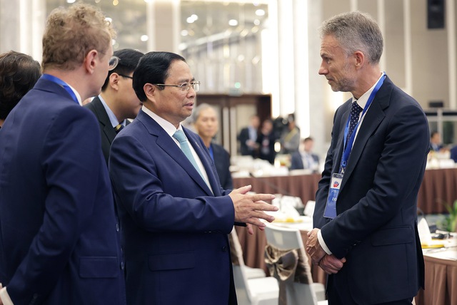 Thủ tướng trao đổi với đại diện doanh nghiệp tham dự tọa đàm - Ảnh: VGP/Nhật Bắc