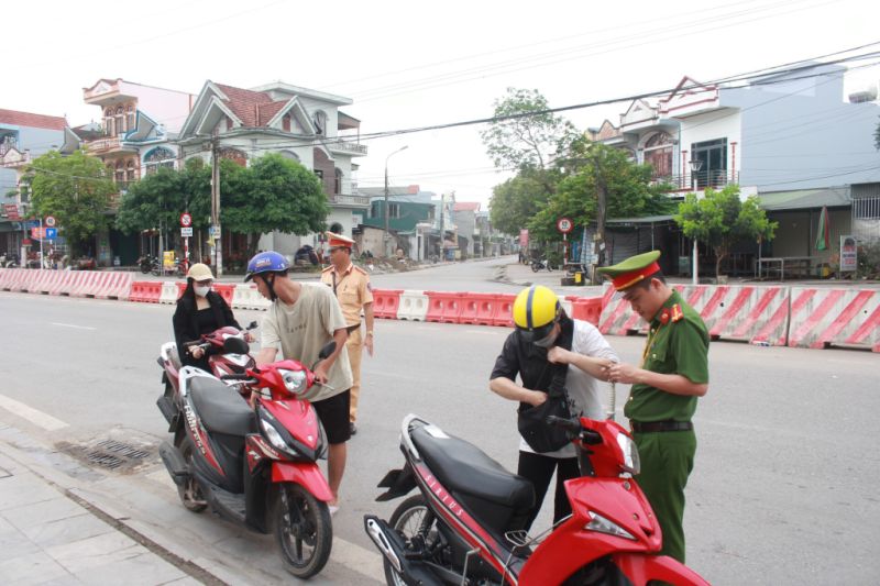 Công an huyện Đầm Hà kiểm tra hành chính người điều khiển phương tiện xe mô tô trên địa bàn.