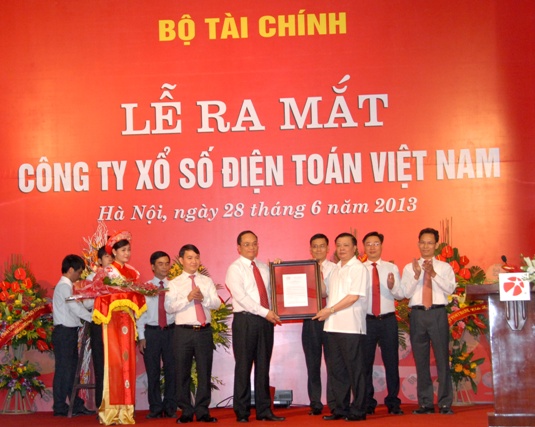 Bộ trưởng Bộ Tài chính Đinh Tiến Dũng trao Quyết định thành lập công ty Vietllot ngày 28/6/2013.