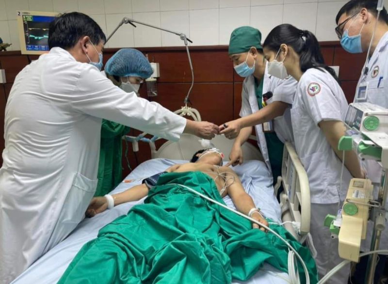 Các Y, Bắc sĩ Trung tâm Y tế huyện Yên Phong thăm kiểm tra sức khỏe bệnh nhân.