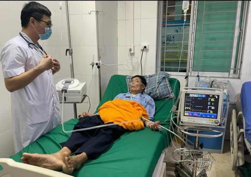 Trung tâm Y tế huyện Yên Phong lần đầu triển khai kỹ thuật thở oxy lưu lượng cao HFNC trong cấp cứu một bệnh nhân 66 tuổi suy hô hấp có tiền sử suy tim, tăng huyết áp và COPD nhiều năm nay.