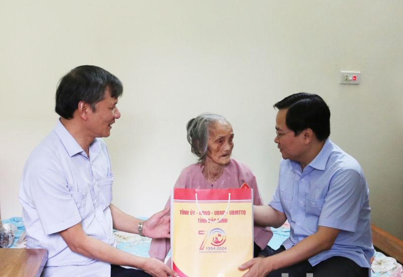 Bí thư Tỉnh ủy Nguyễn Anh Tuấn (ngoài cùng bên phải), Bí thư Thành ủy Bắc Ninh Tạ Đăng Đoan tặng quà cho bà Nguyễn Thị Bình.