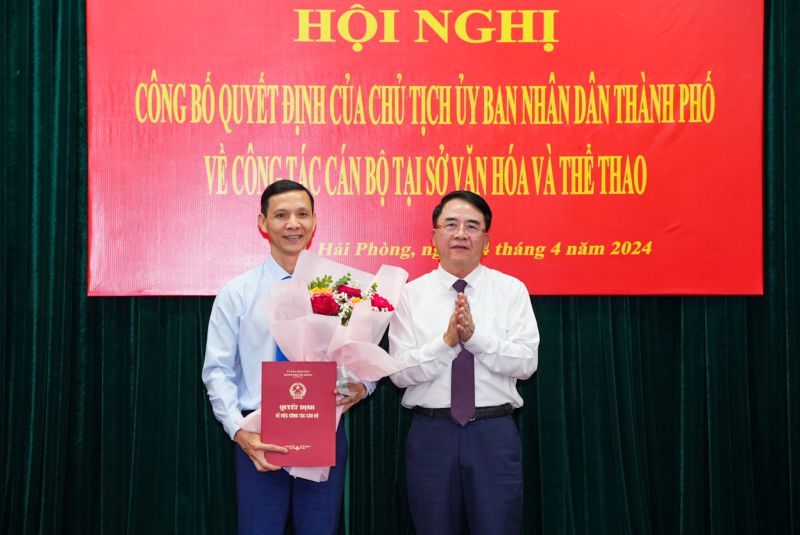 Đồng chí Lê Khắc Nam PCT UBND TP. Hải Phòng trao quyết định cho đồng chí Đỗ Thanh Bình