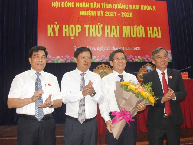Ông Trần Nam Hưng (thứ hai từ phải sang) chức vụ Phó chủ tịch UBND tỉnh Quảng Nam.