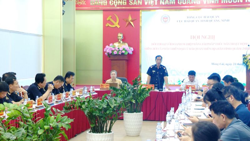 Lãnh đạo Cục Hải quan tỉnh Quảng Ninh phát biểu tại hội nghị.