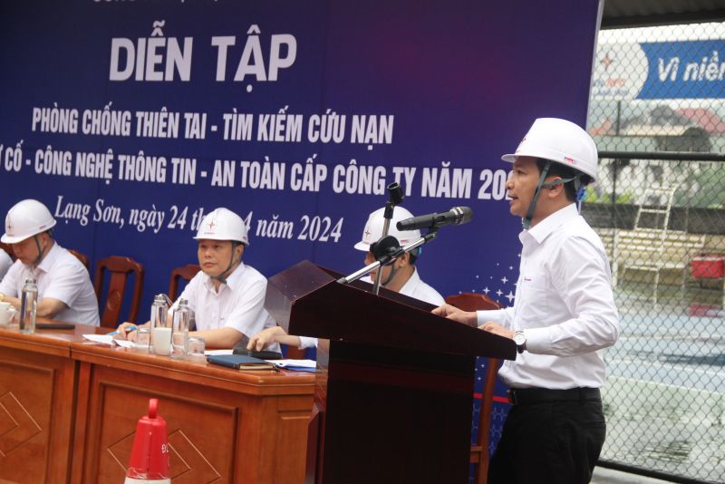 Phó Giám đốc Công ty Điện lực Lạng Sơn Phạm Minh Tuấn, Trưởng Ban chỉ huy PCTT và TKCN Điện lực Lạng Sơn phát biểu tại buổi diễn tập