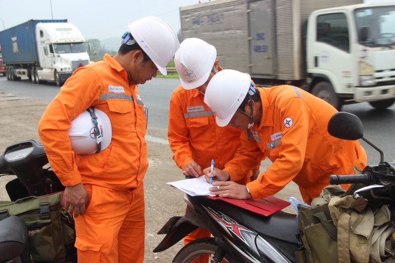Các cán bộ nhân viên Điện lực Lạng Sơn tiến hành khảo sát, lên phương án tại hiện trường