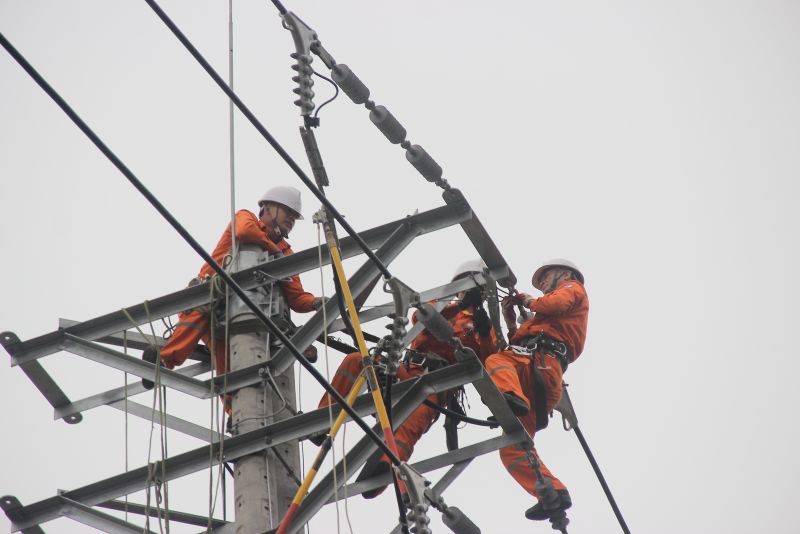 Cán bộ nhân viên Điện lực Lạng Sơn tiến hành sửa chữa, khắc phục sự cố tại buổi diễn tập
