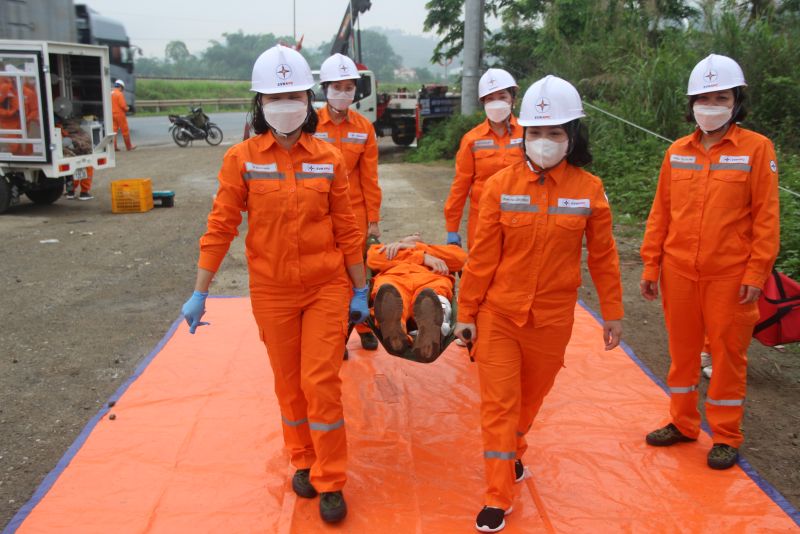 Cán bộ Điện lực Lạng Sơn tiến hành xử lý tình huống cứu hộ tại buổi diễn tập