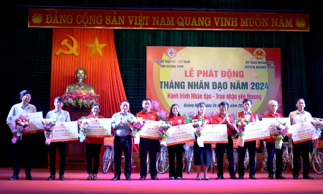Phó Bí thư Thường trực Tỉnh ủy Trần Hải Châu và lãnh đạo Hội CTĐ tỉnh trao biển tượng trưng đăng ký thực hiện Tháng Nhân đạo cho Hội CTĐ các địa phương và đơn vị trực thuộc.