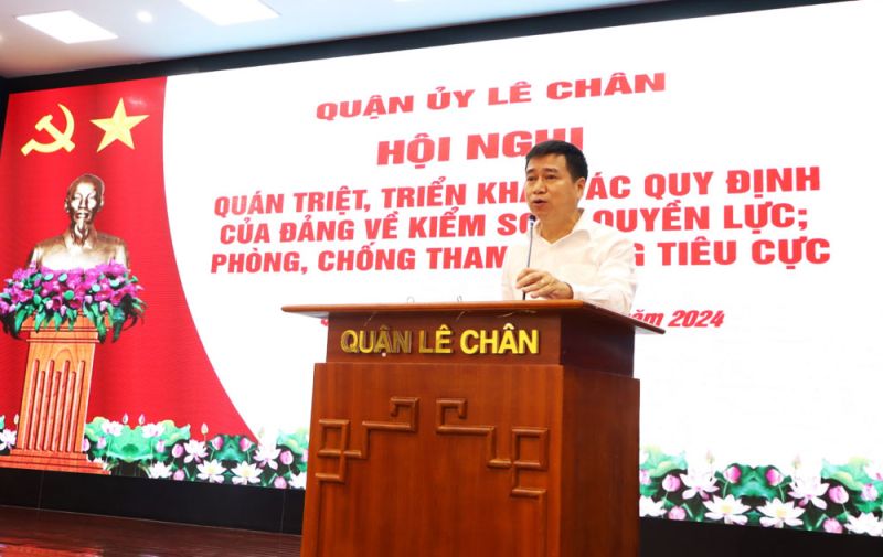 Đồng chí Phạm Văn Tân, Phó Bí thư Thường trực Quận uỷ, Chủ tịch HĐND Quận phát biểu tại hội nghị