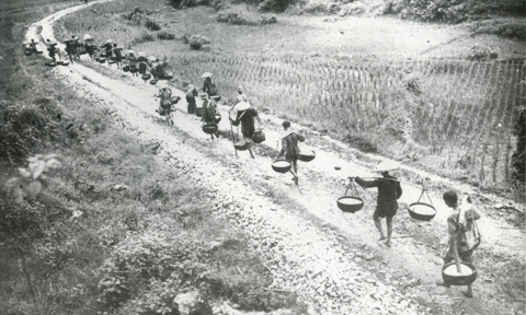 Dân công hỏa tuyến trong chiến dịch Điện Biên Phủ. Ảnh tư liệu.