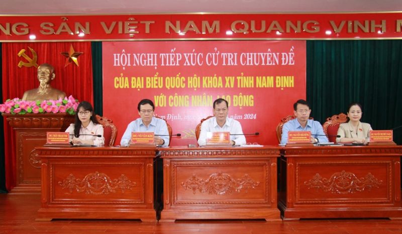Các đại biểu Quốc hội khóa XV tỉnh Nam Định chủ trì hội nghị.