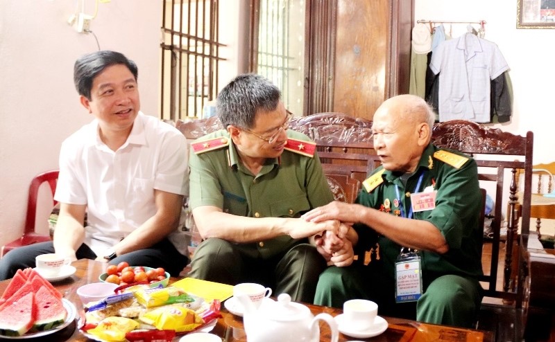 Chiến sĩ Điện Biên Đồng Hữu Thạo, xã Định Hải chia sẻ kỷ niệm với đoàn công tác