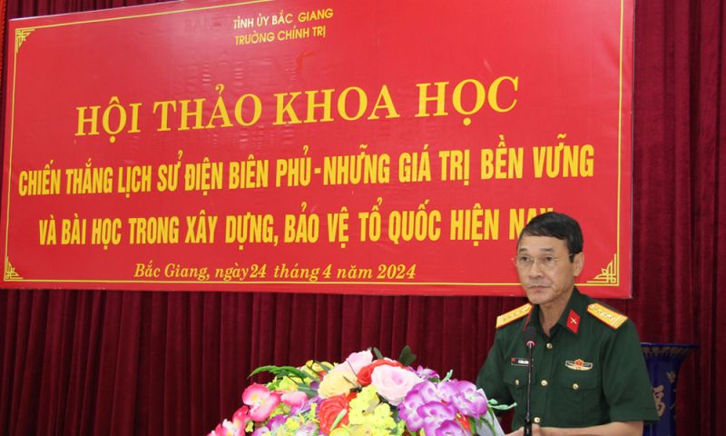 Đại tá Lý Hồng Lương, Phó Chính uỷ Bộ CHQS tỉnh phát biểu tham luận.