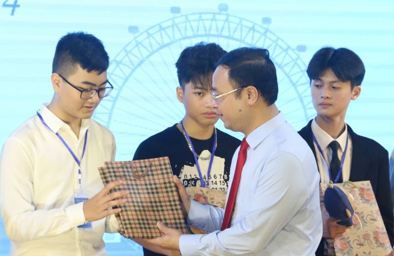 Giám đốc Sở Giáo dục và Đào tạo Nguyễn Thế Sơn trao quà, động viên thí sinh.