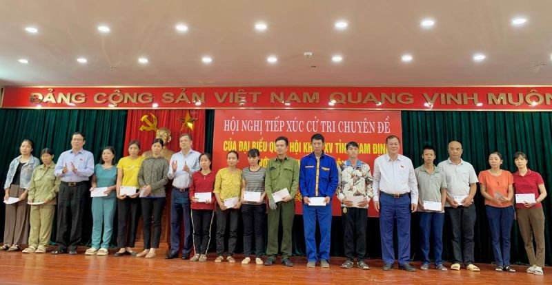 Phó Bí thư Thường trực Tỉnh uỷ Lê Quốc Chỉnh; Phó Chủ tịch UBND tỉnh Nam Định Trần Lê Đoài trao quà cho công nhân lao động.